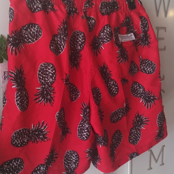 Free planet men's Xlarge swim trunks red with black pineapples - Picture 4 of 4